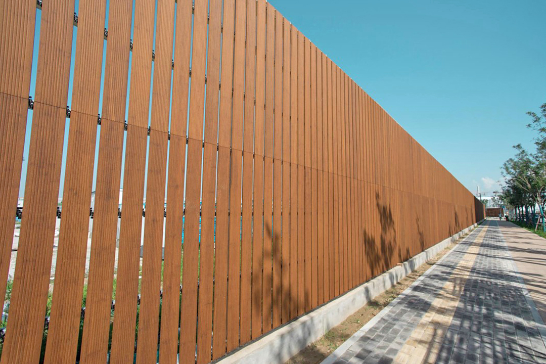 Deck exterior de bambú en un espacio comercial