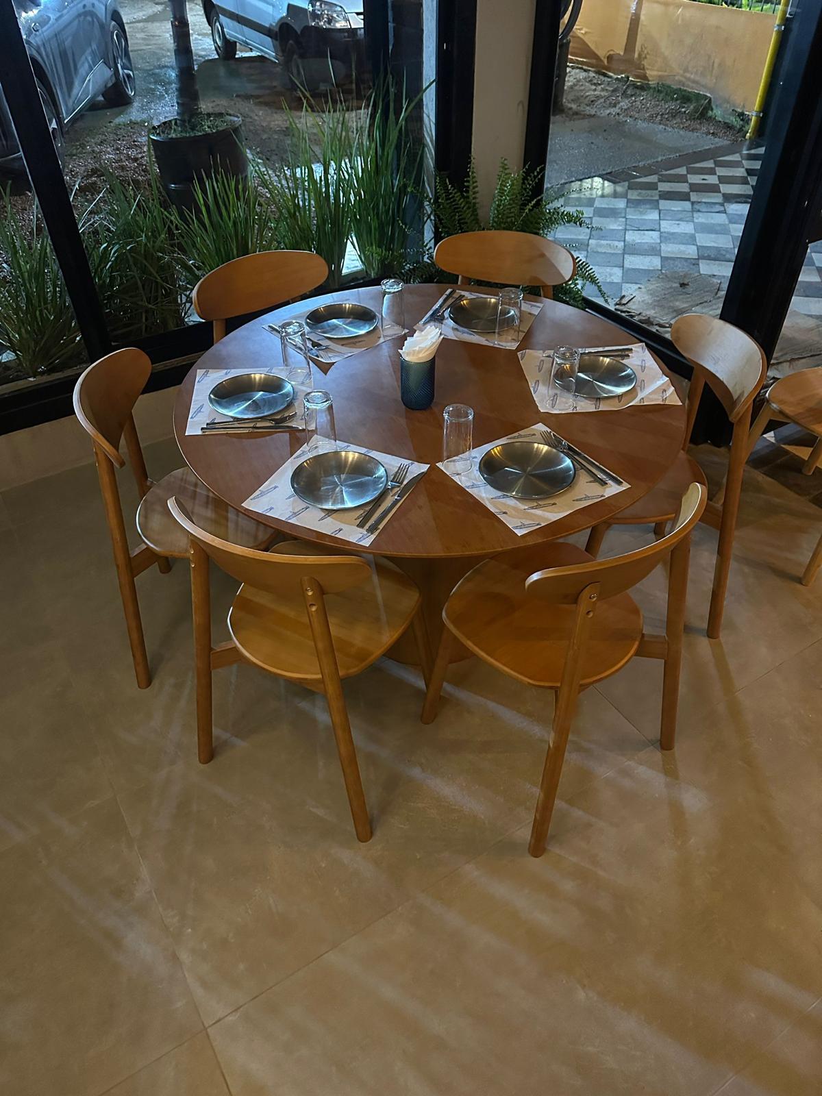 Mobiliario custom de bambú en un espacio comercial
